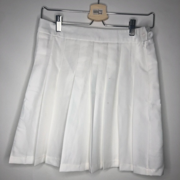 White pleated skirt - Picture 1 of 3